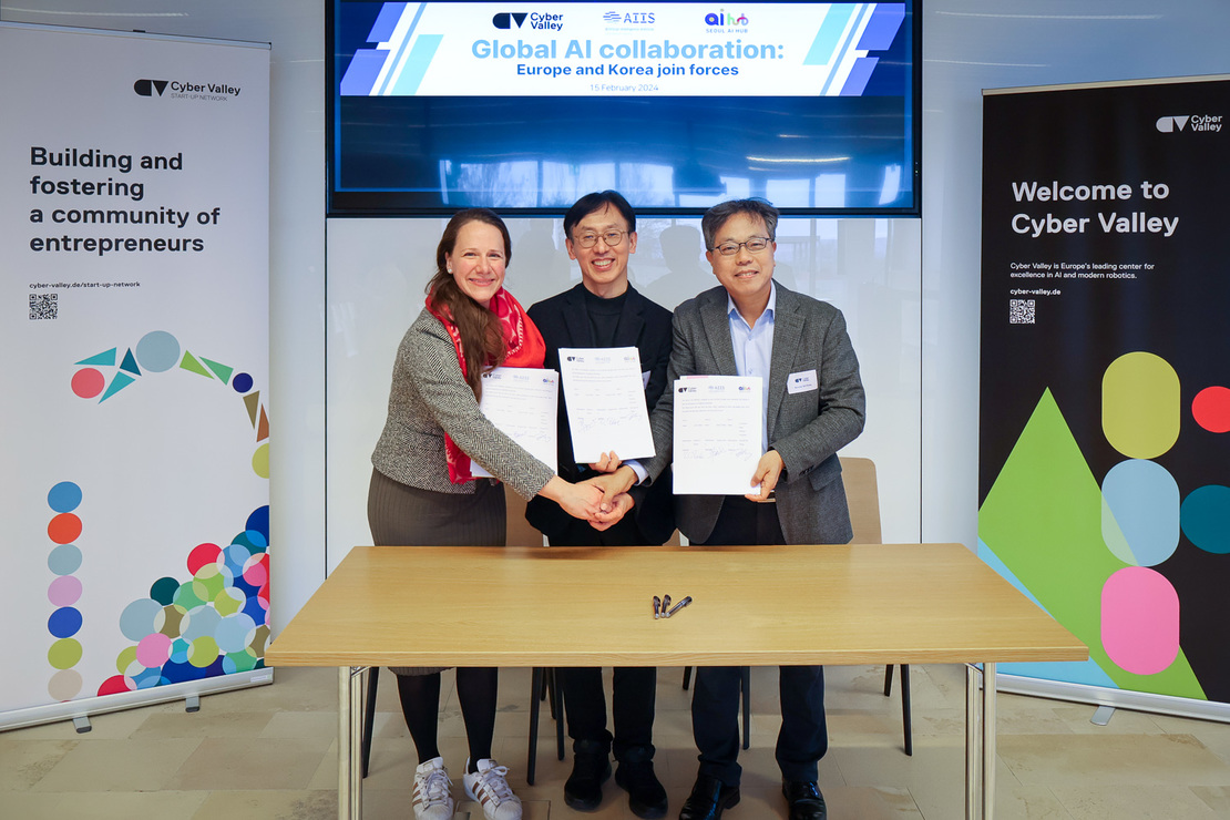Rebecca C. Reisch, Managing Director of Cyber Valley (Left); Jong-min Ham, Chief of the Seoul AI Hub (middle); Byoung-Tak Zhang; Director of Artificial Intelligence Institute Seoul National University (AIIS) (right). Image: Cyber Valley